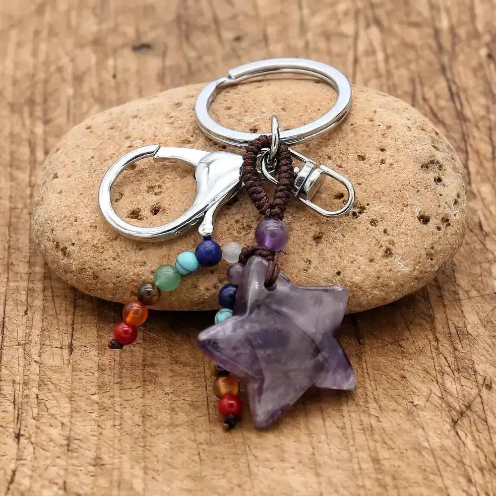 Porte-clés avec pierres des 7 chakras en gros plan