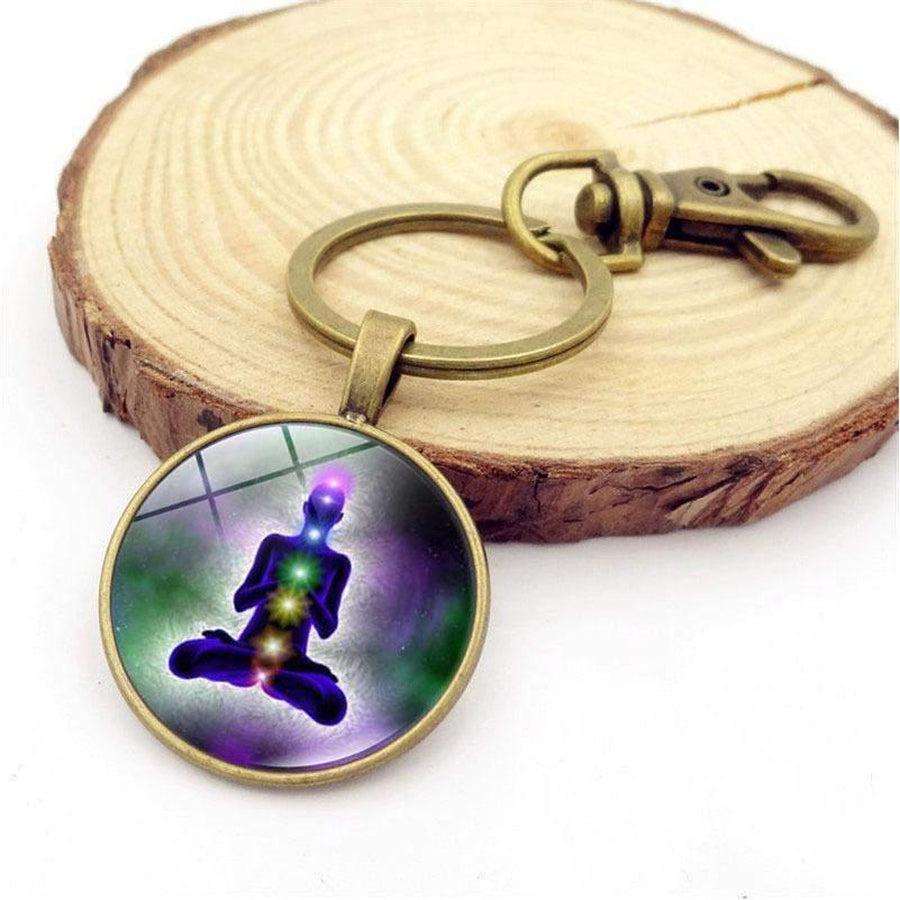 Porte-clés illustrant les couleurs des chakras sur fond métallique