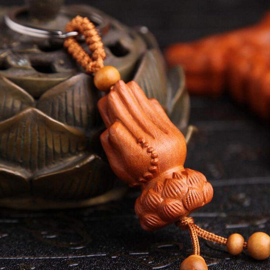 Détail du porte-clés Namasté, texture bois finement sculptée