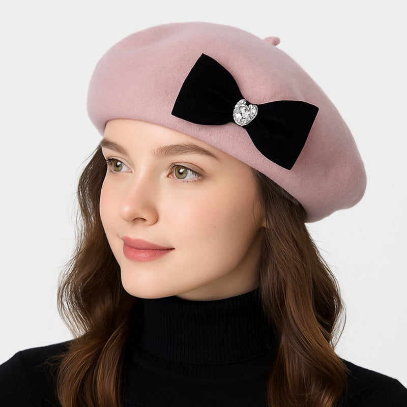 Femme portant un béret en coton sur fond blanc