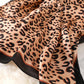 Foulard carré léopard en polyester sur fond blanc