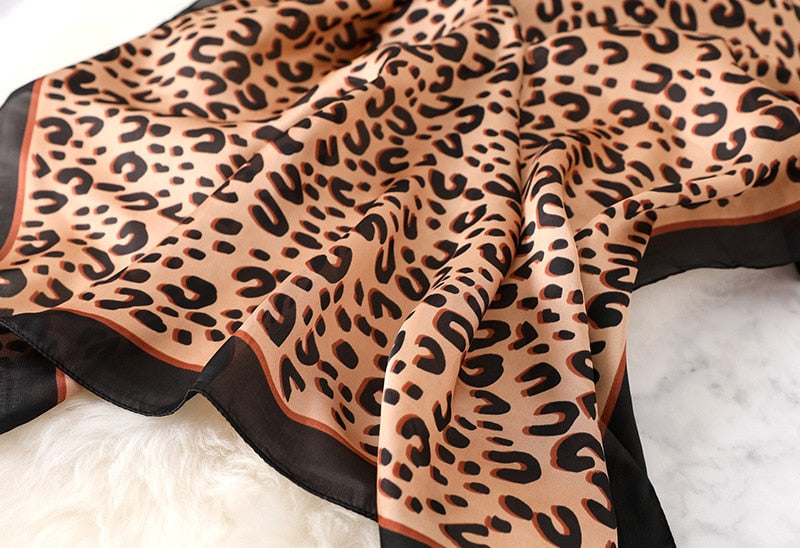 Foulard carré léopard en polyester sur fond blanc