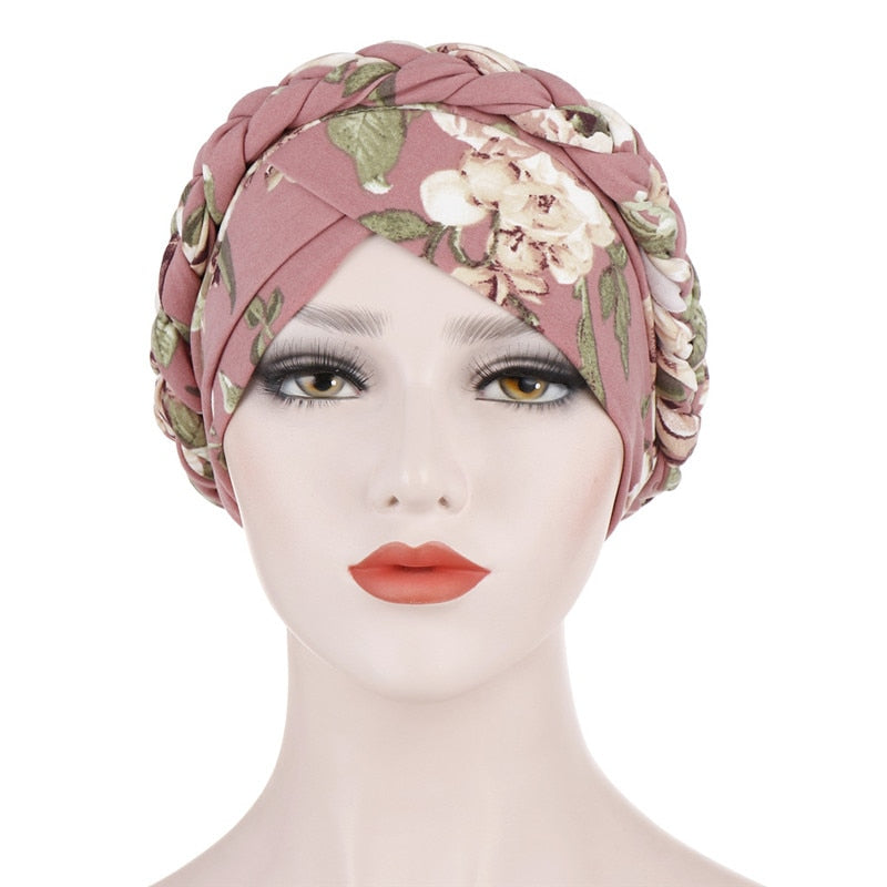 Vue de côté du turban rose à motifs originaux