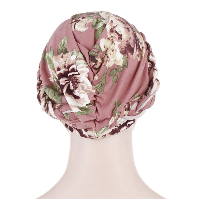 Gros plan sur le motif floral du turban rose