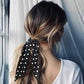 Chouchou foulard noir à pois sur fond blanc
