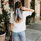 Chouchou foulard bleu noué autour d'un chignon