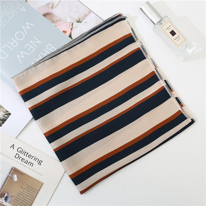 Foulard carré aux motifs automnaux sur fond ambré