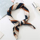Zoom sur le tissu polyester anti-irritation du foulard