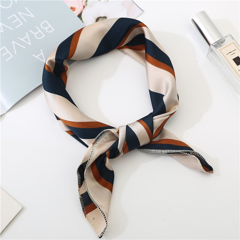 Zoom sur le tissu polyester anti-irritation du foulard
