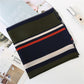 Foulard tropical coloré avec motifs feuillus sur fond clair