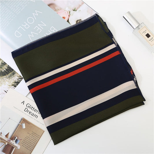 Foulard tropical coloré avec motifs feuillus sur fond clair