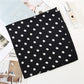 Foulard noir à pois sur fond blanc, vue de face