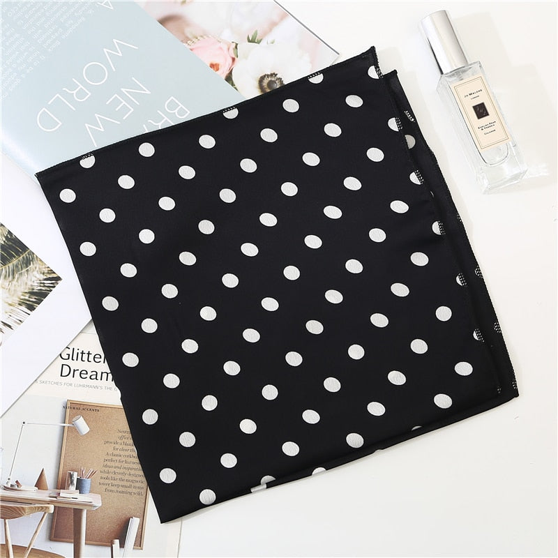 Foulard noir à pois sur fond blanc, vue de face
