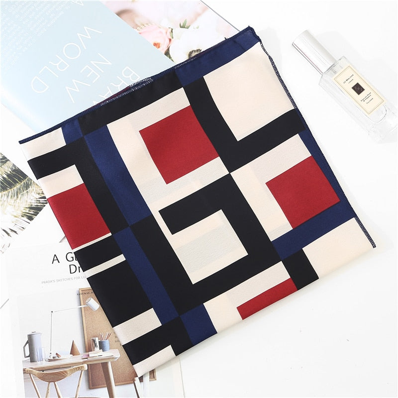 Foulard carré avec motifs géométriques rouges et noirs