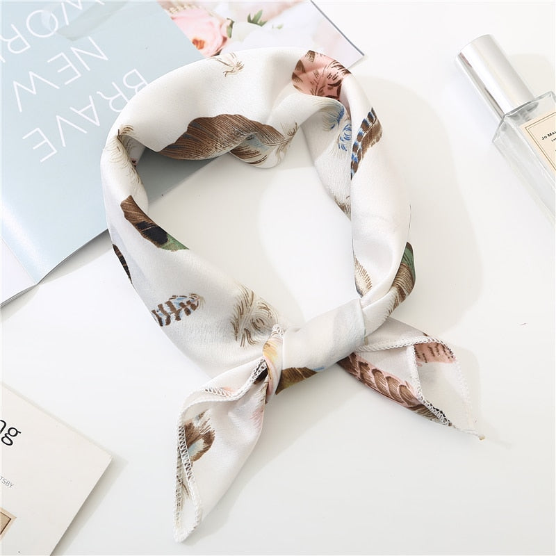 Gros plan sur le tissage fin du foulard blanc