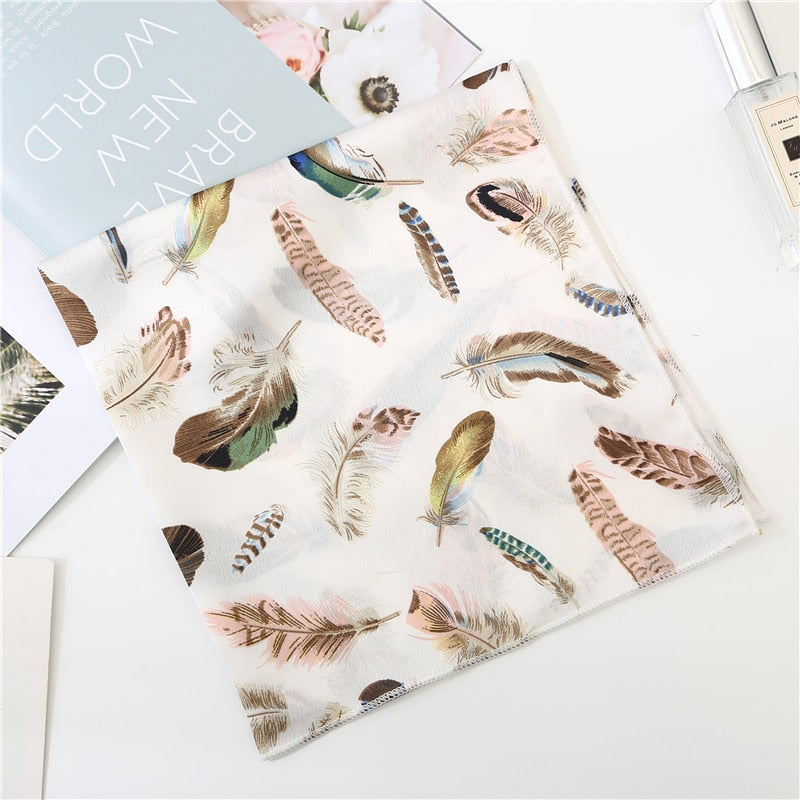 Foulard blanc avec motifs de plumes bohèmes