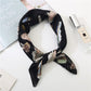 Vue d'ensemble du foulard noir déplié avec motifs