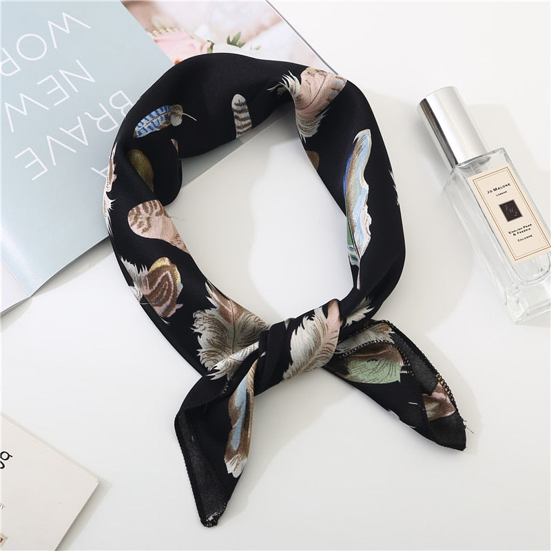 Vue d'ensemble du foulard noir déplié avec motifs