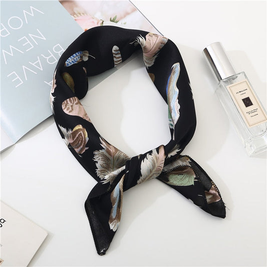 Vue d'ensemble du foulard noir déplié avec motifs