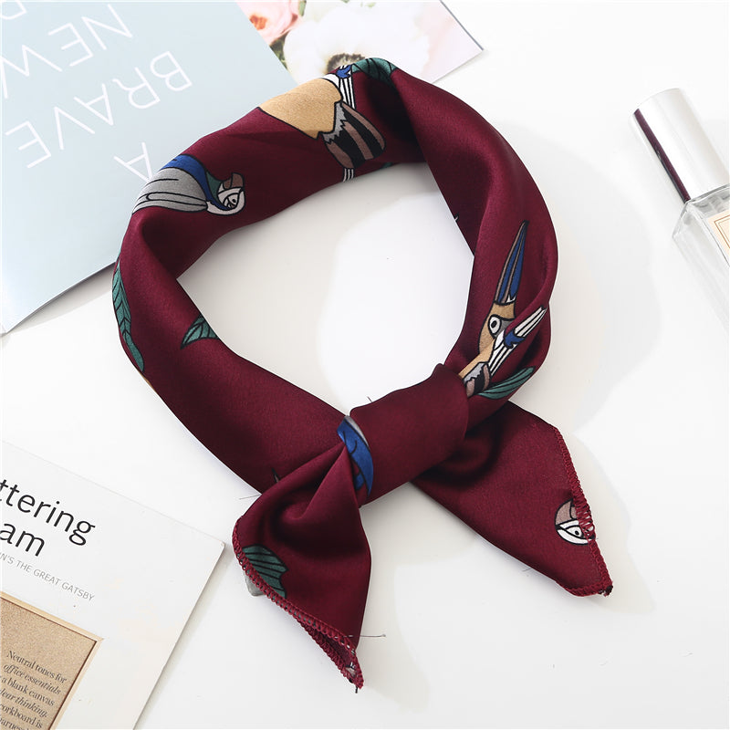 Détail du tissu tropical bordeaux avec oiseaux colorés
