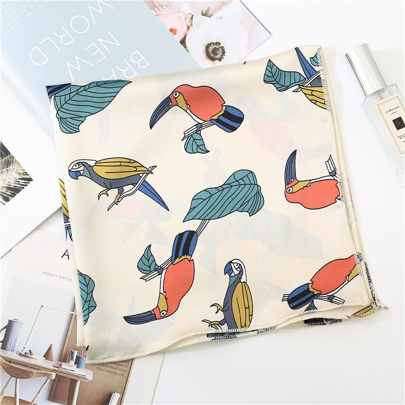 Foulard blanc avec motifs perroquets et toucans colorés