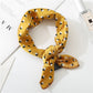 Détail du tissu polyester jaune anti-froissement avec cœurs