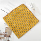 Foulard jaune avec motifs de petits cœurs, vue de face