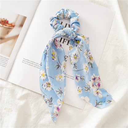 Chouchou foulard bleu en polyester sur fond neutre