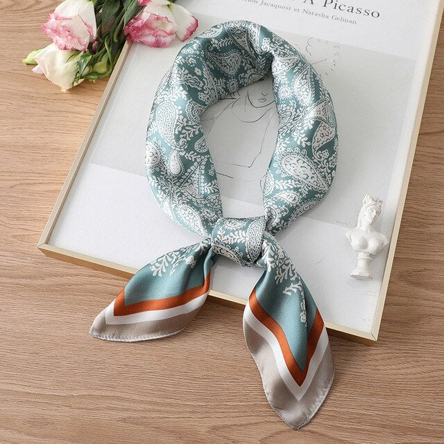 Foulard vert pastel plié, montrant les dimensions