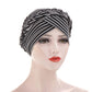 Turban noir et blanc à motifs géométriques sur mannequin