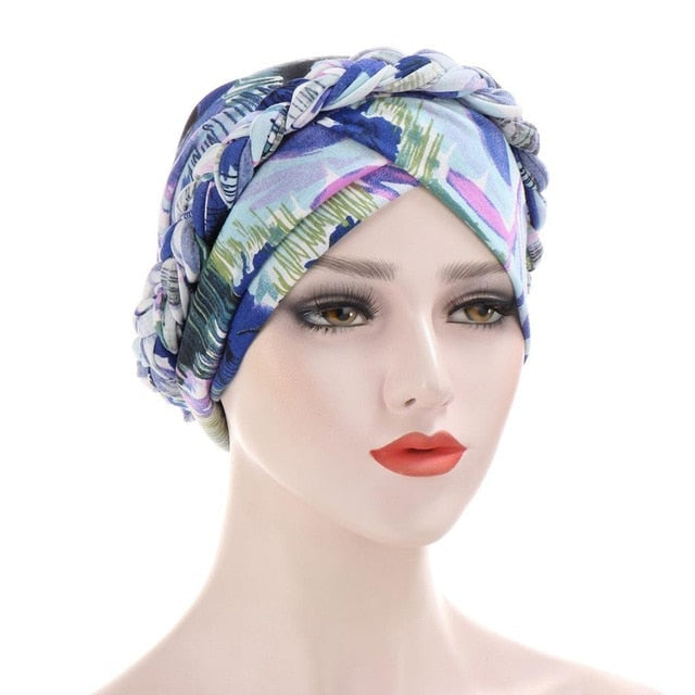 Turban bleu à motifs multicolores sur fond blanc