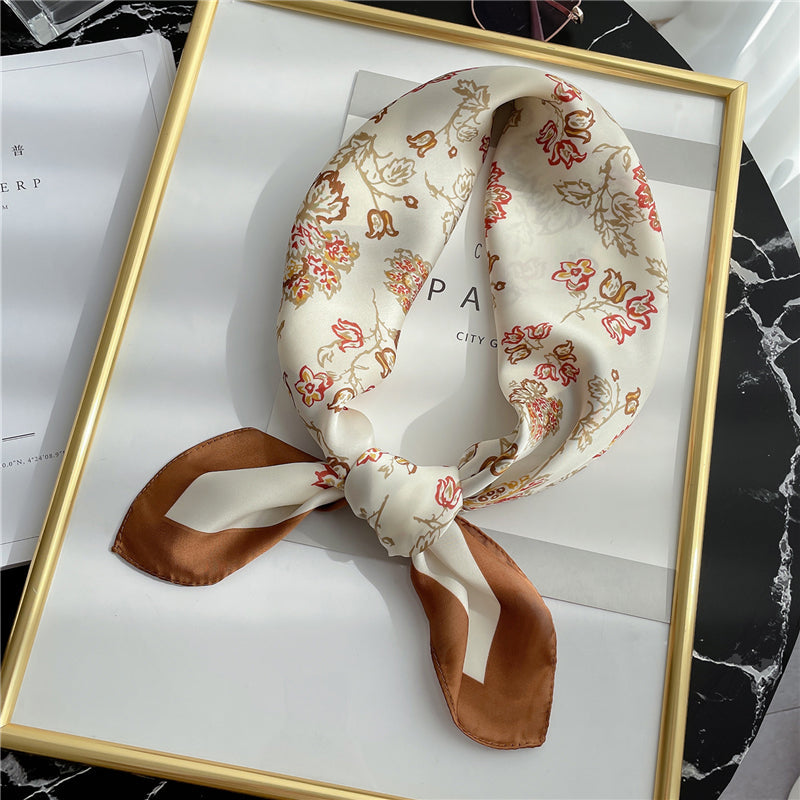 Foulard brun enroulé, montrant sa texture lisse