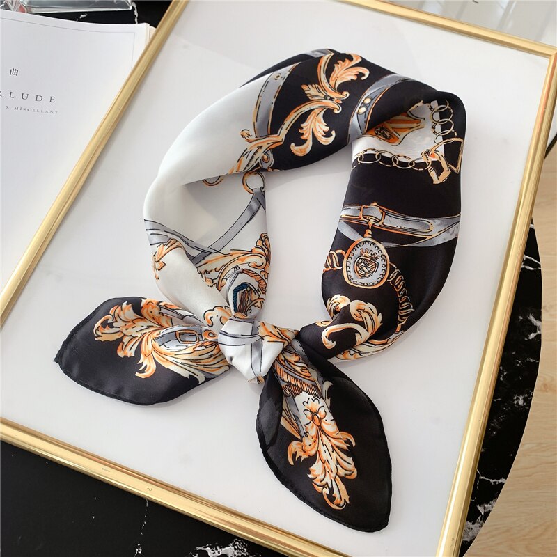 Vue rapprochée du foulard carré avec motifs variés