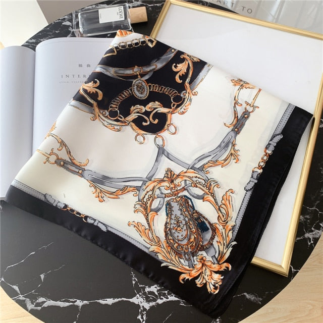 Foulard élégant noué dans les cheveux, motifs colorés