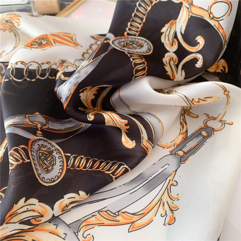 Foulard carré aux motifs multicolores sur fond noir