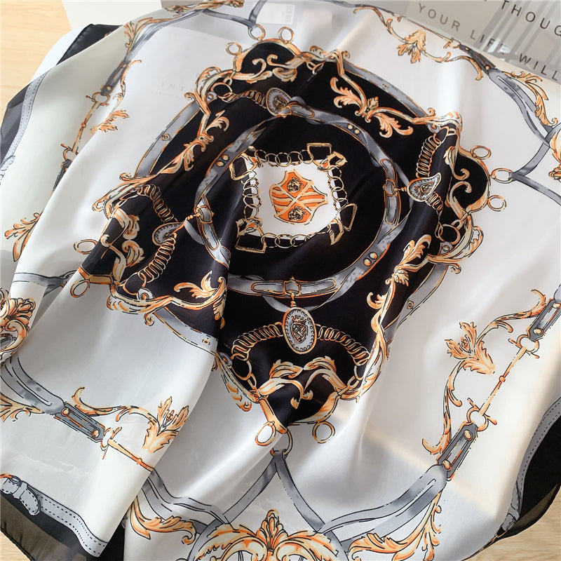 Détail du tissu lisse avec motifs orange et argentés