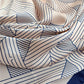 Vue d'ensemble du foulard carré rose, dimensions 70 cm