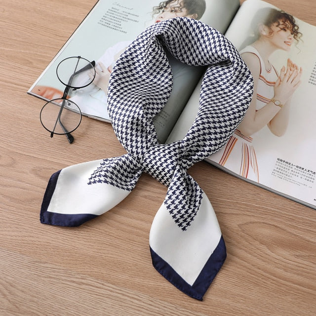 Foulard bleu marine en polyester doux sur fond blanc