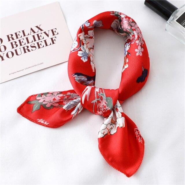 Foulard rouge à motifs floraux sur fond blanc