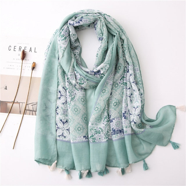 Foulard vert avec motifs colorés et texture douce