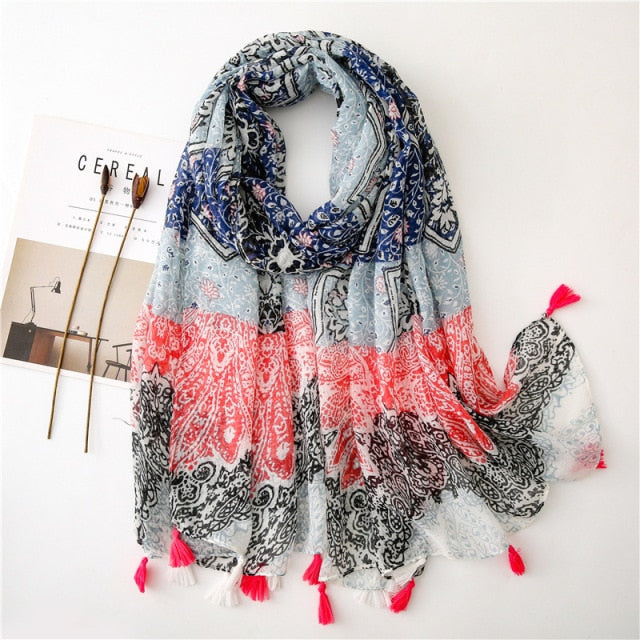 Foulard bleu enroulé, mettant en valeur les motifs