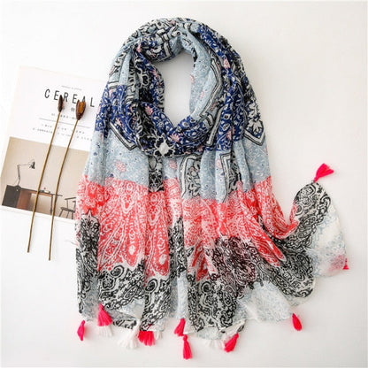 Foulard bleu enroulé, mettant en valeur les motifs