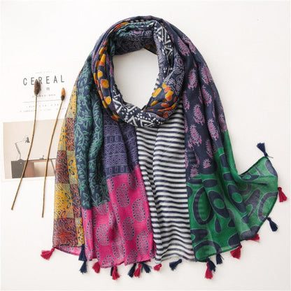 Foulard déployé montrant ses dimensions généreuses