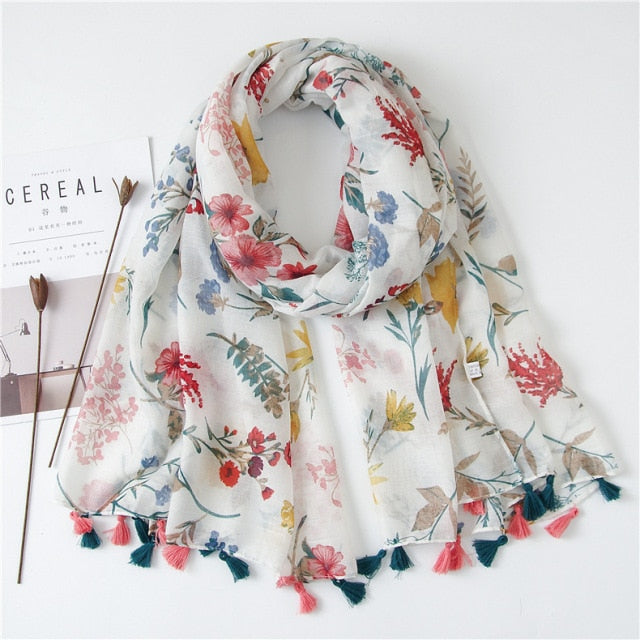 Foulard déplié montrant sa longueur et ses motifs