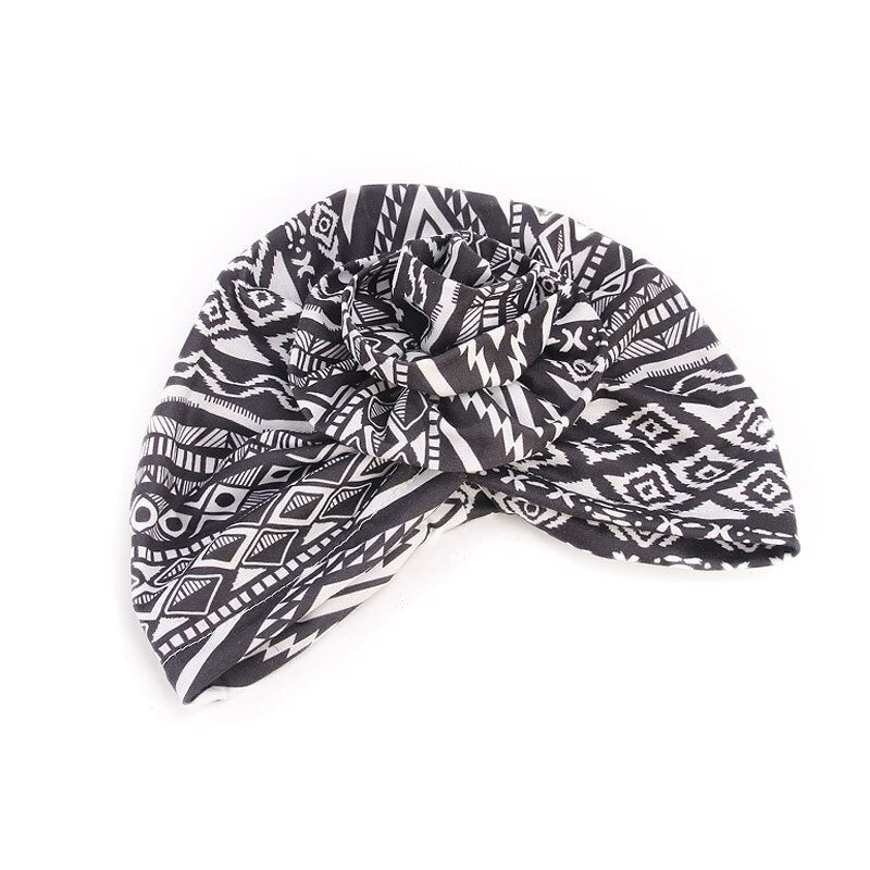 Foulard turban en mousseline beige sur fond blanc