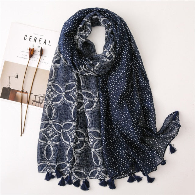 Foulard bleu drapé, montrant sa longueur et texture