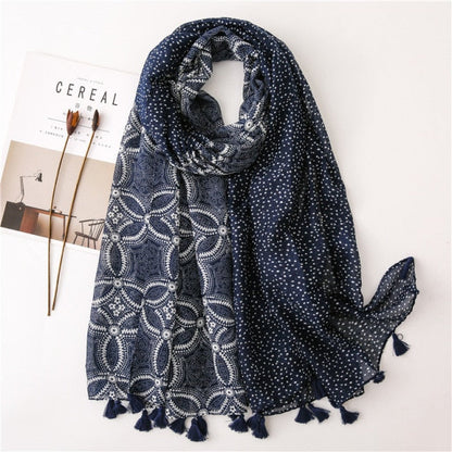 Foulard bleu drapé, montrant sa longueur et texture