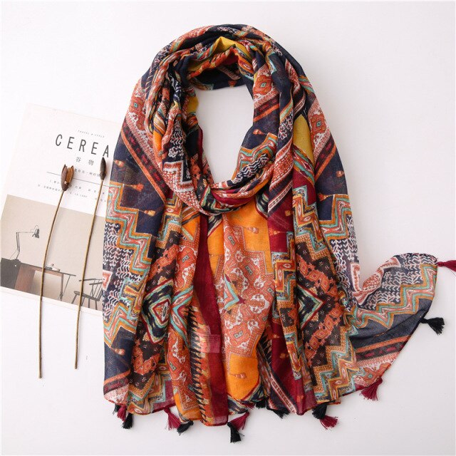 Foulard orange drapé sur un mannequin, montrant sa longueur