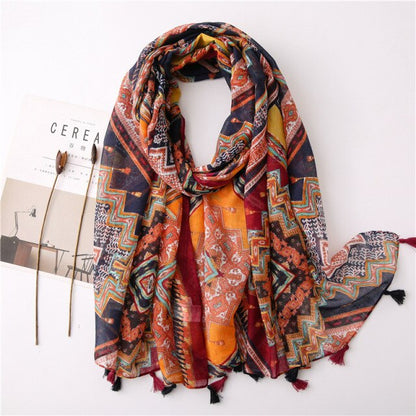 Foulard orange drapé sur un mannequin, montrant sa longueur