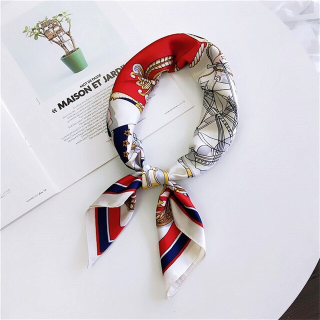Foulard déplié, exposant sa texture et ses dimensions